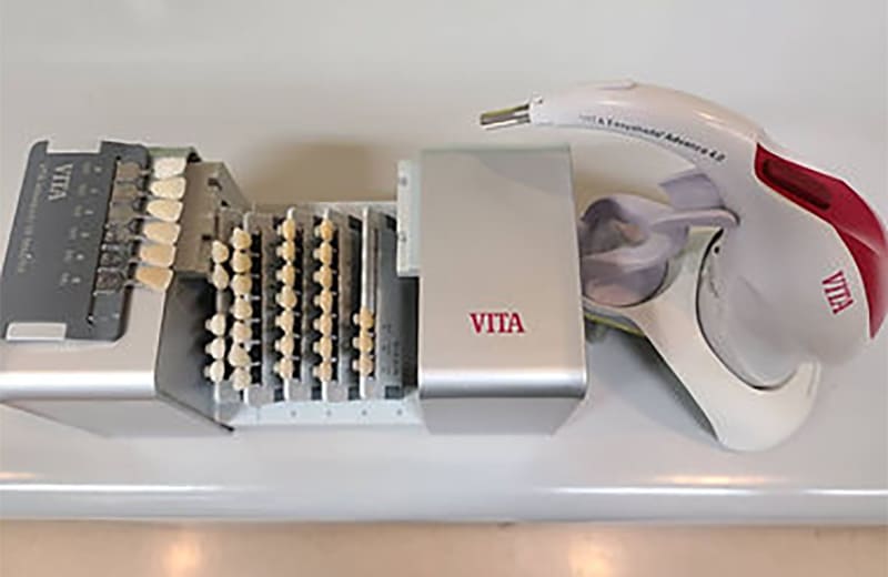 シェードガイドと色調測定器